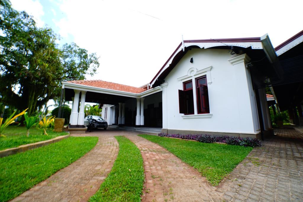Lespri Grand Hotel Negombo Exterior foto