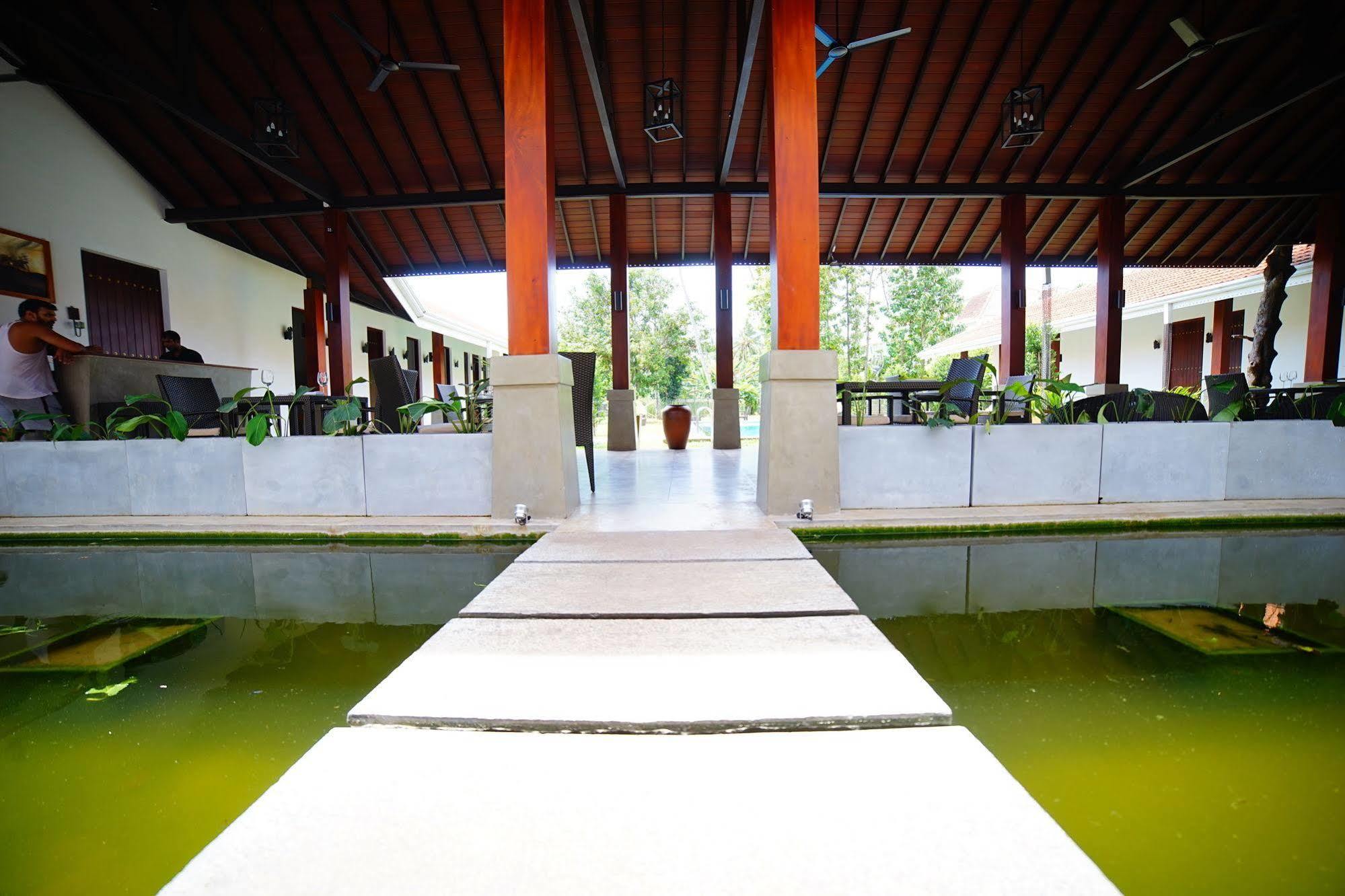 Lespri Grand Hotel Negombo Exterior foto