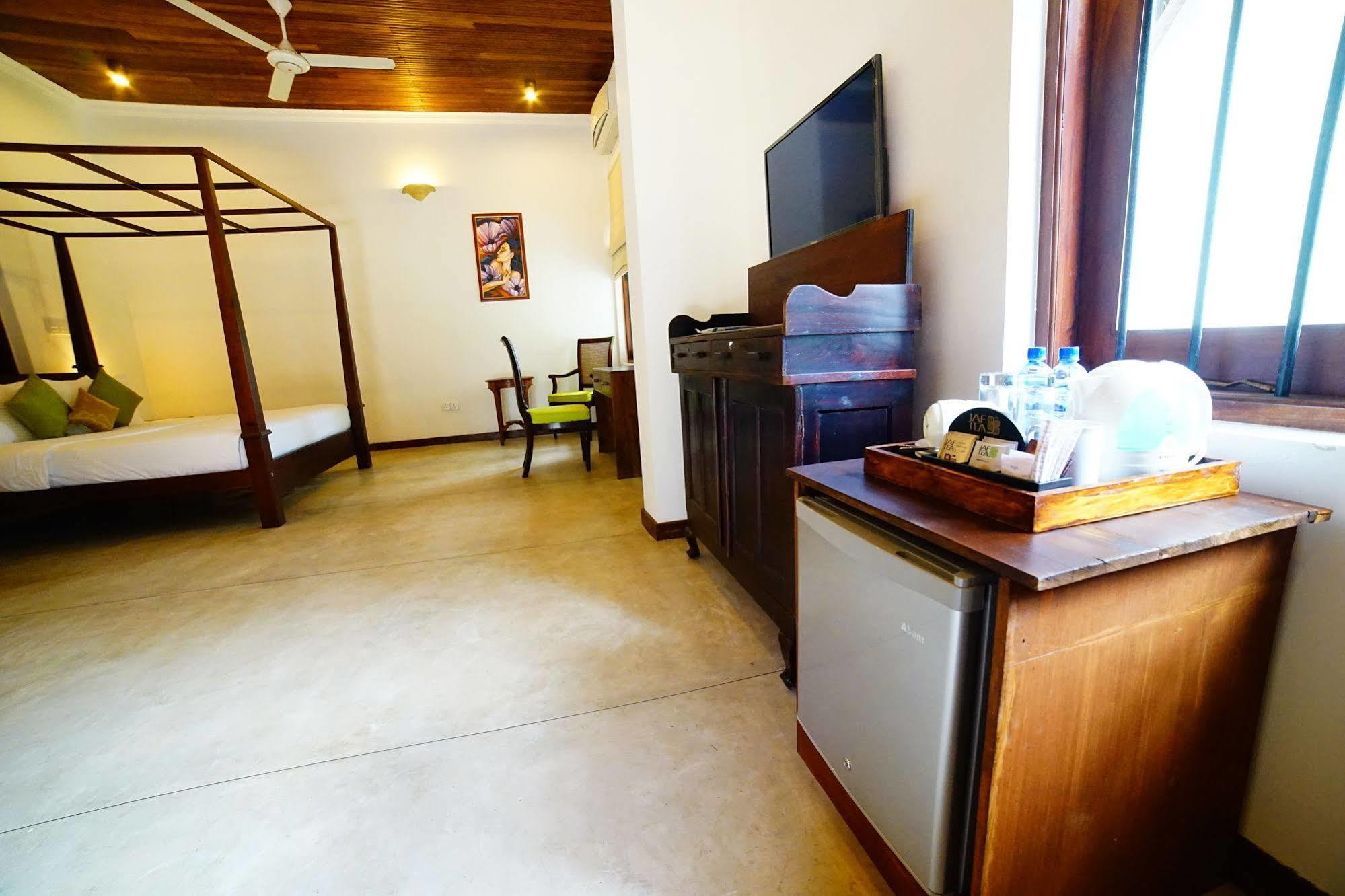 Lespri Grand Hotel Negombo Exterior foto