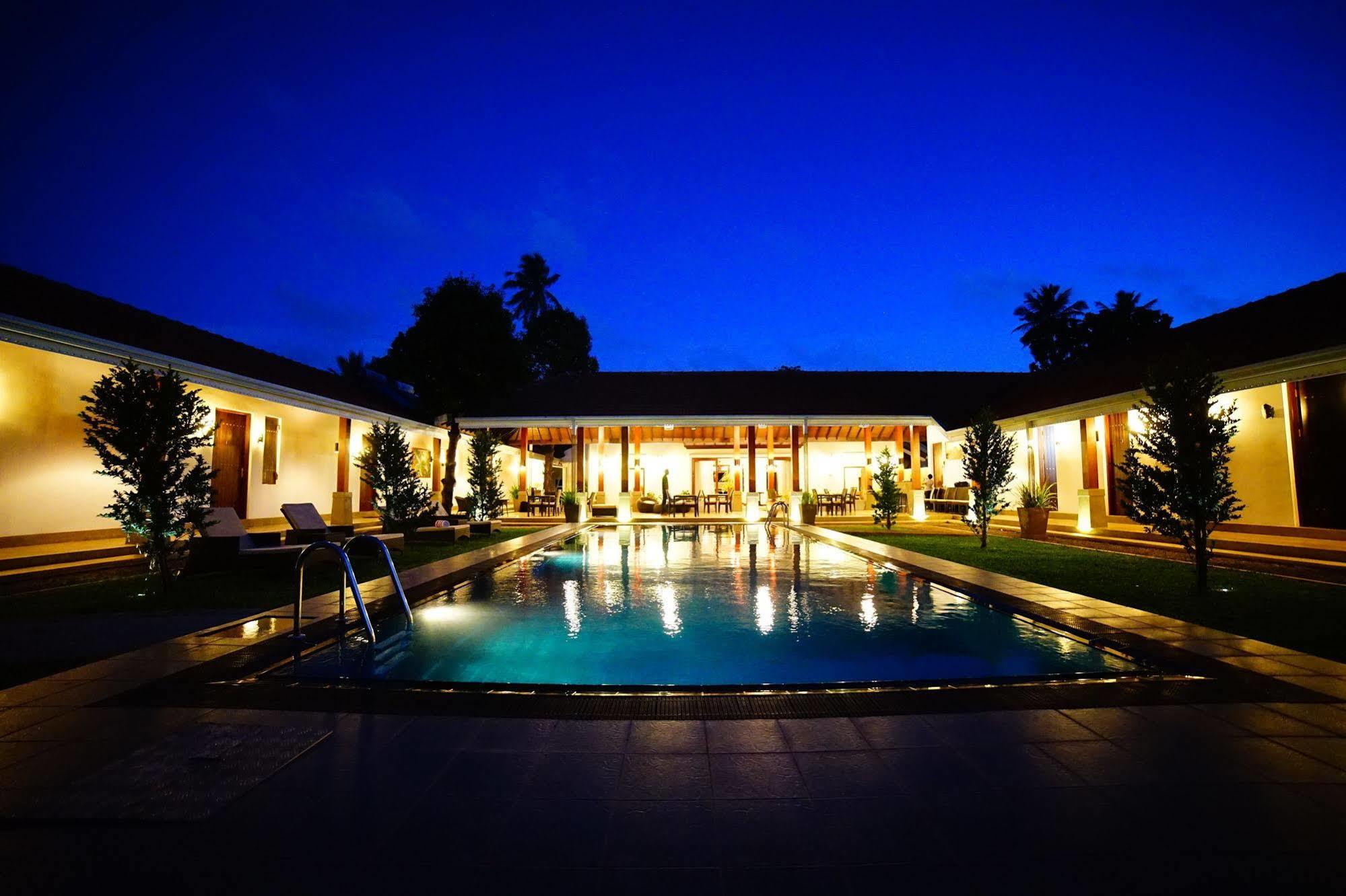 Lespri Grand Hotel Negombo Exterior foto