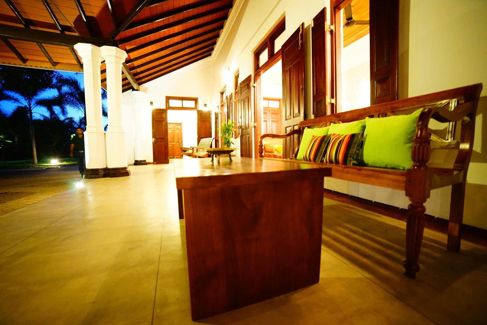 Lespri Grand Hotel Negombo Exterior foto